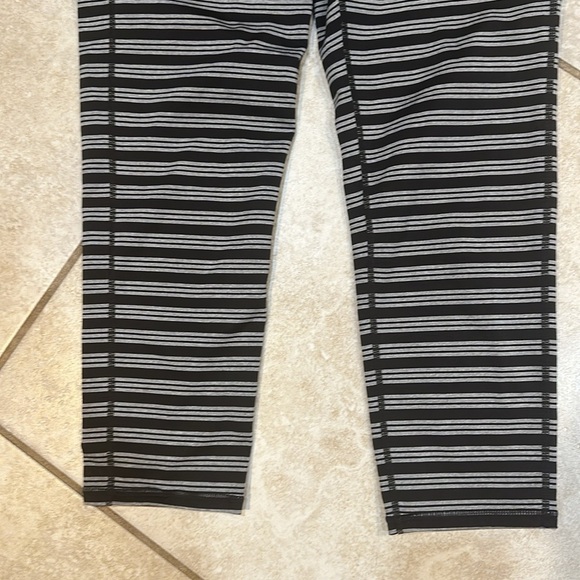 Athleta Chaturanga Striped Crop Athletic Leggings M - Picture 7 of 8